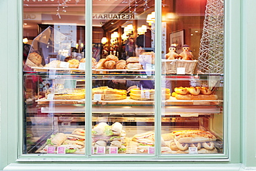 Shop window with sandwiches and Quiche Lorraine at the Place du Tertre, Montmartre, Paris, Ile de France, France, Europe