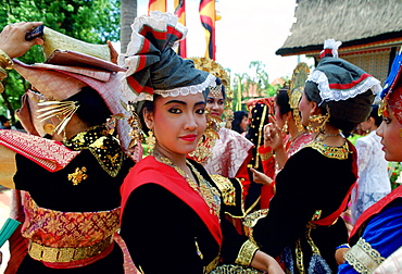 Dancers in national dress in Indonesia