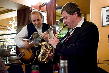 Jazz musicians play music at Brasserie Bowfinger on New Year's Eve, Paris, France