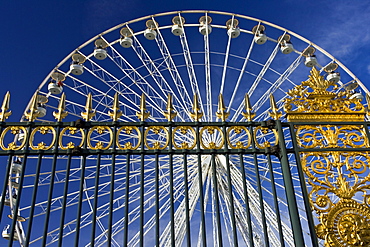 Place de la Concorde ferris wheel, La Grande Roue, seen through railings of Les Jardin de Tuileries, Paris, France