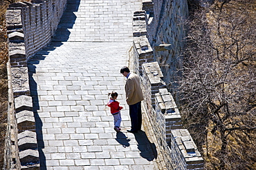 Father with his daughter on the Great Wall of China at Mutianyu, north of Beijing (formerly Peking), China