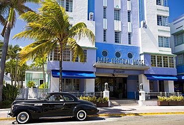 Old Buick Eight Classic sedan and gangster dummy driver at Park Central Hotel, Ocean Drive South Beach Miami USA