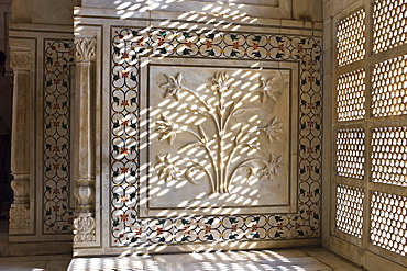 The Taj Mahal mausoleum interior by tombs of Shah Jahan and Mumtaz Mahal , Uttar Pradesh, India