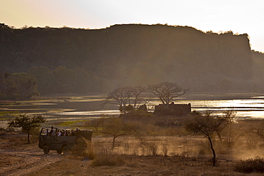 Eco-tourists by Padam Lake and Jogi Mahal hunting lodge in Ranthambhore National Park, Rajasthan, Northern India