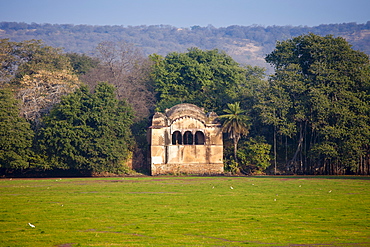 Rajbagh Lake and Maharaja of Jaipur's Hunting Lodge in Ranthambhore National Park, Rajasthan, Northern India