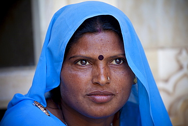 Indian Hindu woman in traditional Rajasthani sari at The Amber Fort in Jaipur, Rajasthan, India