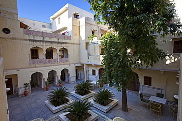 Samode Haveli luxury hotel, former merchant's house, inner courtyard in Jaipur, Rajasthan, Northern India