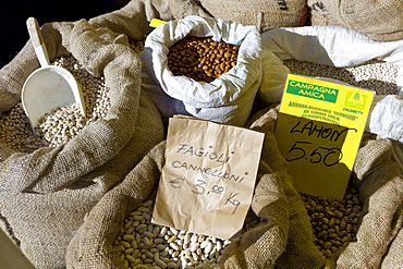 Beans and pulses, including Lamon, fagioli cannelloni beans, borlotti beans and chick peas on sale in food market in Pienza, Tuscany, Italy