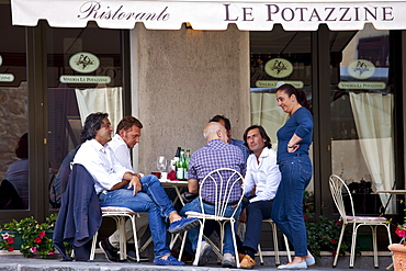 Diners eat al fresco at restaurant and bar Ristorante Le Potazzine in Montalcino, Val D'Orcia,Tuscany, Italy