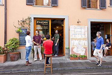 Diners at restaurant Enoteca Baldi in Piazza Bucciarelli, Panzano-in-Chianti, Tuscany, Italy