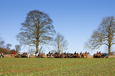 The Heythrop Hunt near Stow-on-the-Wold, Gloucestershire for the traditional New Year's Day Hunt Meet, The Cotswolds, UK