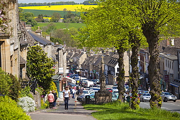 The High Street in the popular country town of Burford in the Cotswolds, Oxfordshire, UK