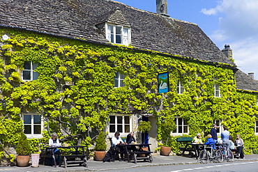 Traditional Cotswold vine-clad pub in the picturesque village of Southrop in the Cotswolds, Gloucestershire, UK