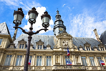 Hotel de Ville (town hall) and lamp post in Place de l'Hotel de Ville in Reims, Champagne-Ardenne, France, Europe