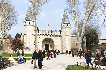 Muslim couple and tourists at the Topkapi Palace (Topkapi Sarayi), UNESCO World Heritage Site, part of the Ottoman Empire, in Istanbul, Turkey, Europe