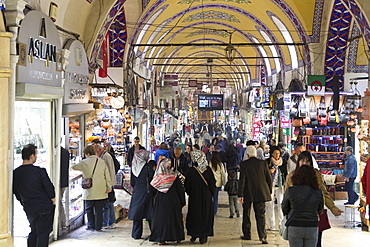 Muslim women and tourists shopping in The Grand Bazaar, (Great Bazaar) (Kapali Carsi), Beyazi, Istanbul, Republic of Turkey, Europe