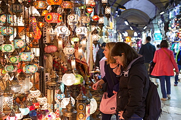 Tourists shopping for lamps inside The Grand Bazaar (Great Bazaar) (Kapali Carsi), Beyazi, Istanbul, Turkey, Europe