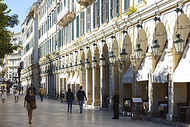 People strolling along the arcades of the Liston at the Spianada in Kerkyra, Corfu Town, Corfu, Greek Islands, Greece, Europe