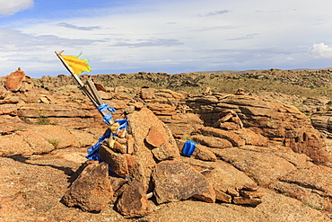 Baga Gazariin (Gazryn) Chuluu cairns and prayer flags, sacred Buddhist site on impressive granite ridge, The Gobi, Mongolia, Central Asia, Asia