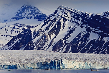 Glacier backed by snowy mountains, near Ny Alesund, Spitsbergen (Svalbard), Arctic, Norway, Scandinavia, Europe 