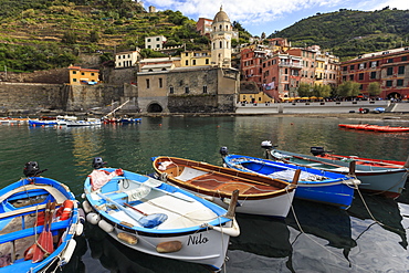 Colourful village houses and boats in harbour, Vernazza, Cinque Terre, UNESCO World Heritage Site, Ligurian Riviera, Liguria, Italy, Europe