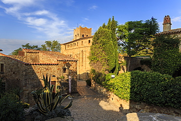 Sant Pere church and stone houses in gorgeous medieval hilltop walled village, Pals, Baix Emporda, Girona, Catalonia, Spain, Europe