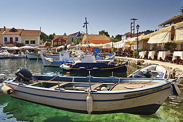 Harbourside with boats, cafes and clear green water, Fiskardo, Kefalonia (Cephalonia), Ionian Islands, Greece