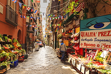 Alley in the densely populated Spanish Quarter (Quartieri Spagnoli), City of Naples, Campania, Italy, Europe