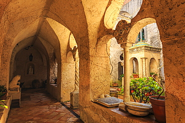 Cloister, stunning Garden of Villa Cimbrone in spring, Ravello, Amalfi Coast, UNESCO World Heritage Site, Campania, Italy, Europe