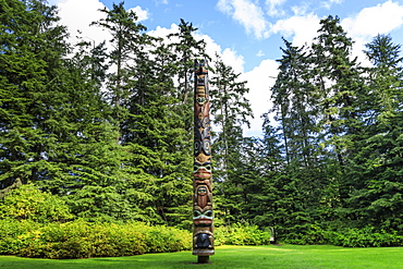 K'alyaan Pole, Tlingit totem pole, rainforest clearing, summer, Sitka National Historic Park, Sitka, Baranof Island, Alaska, United States of America, North America