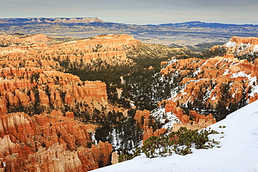 Hoodoos, cliffs, vegetation and distant view with snow, Inspiration Point, Bryce Canyon National Park, Utah, United States of America, North America