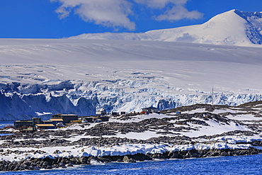 Palmer Station, year-round US Base, glacier and mountain backdrop, Anvers Island, Antarctic Peninsula, Antarctica, Polar Regions