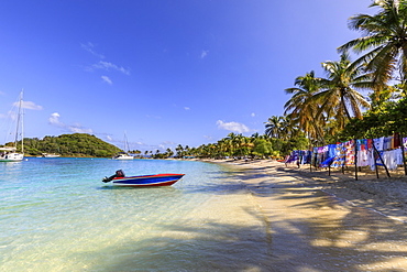 Saltwhistle Bay, white sand beach, turquoise sea, colourful boat, yachts, palm trees, Mayreau, Grenadines, St. Vincent and The Grenadines, Windward Islands, West Indies, Caribbean, Central America