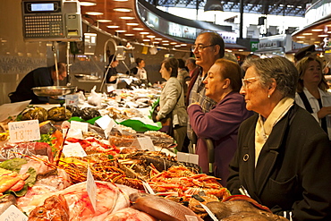 Busy fish stall, Saturday morning at La Boqueria, probably Barcelona's best-known market, off La Rambla, Barcelona, Catalonia, Spain, Europe