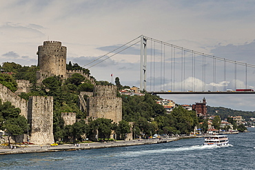 Rumeli Hisari (Fortress of Europe) and Fatih Sultan Mehmet Suspension Bridge, Hisarustu, Bosphorus Strait, Istanbul, Turkey, Europe