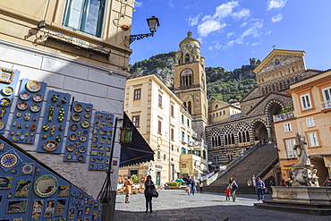 Pottery shop, fountain and cathedral in spring, Amalfi, Costiera Amalfitana (Amalfi Coast), UNESCO World Heritage Site, Campania, Italy, Europe