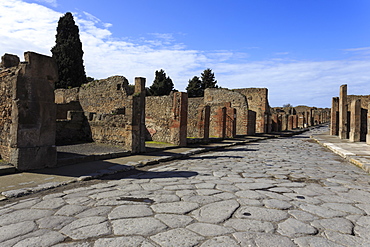 Long cobbled street, Roman ruins of Pompeii, UNESCO World Heritage Site, Campania, Italy, Europe