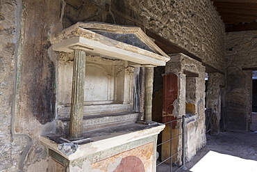 Lararium, House of the Amorini Dorati (Golden Cupids), Roman ruins of Pompeii, UNESCO World Heritage Site, Campania, Italy, Europe