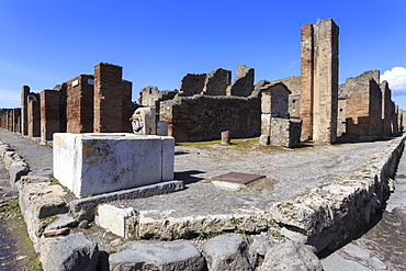 Street corner with public fountain, Roman ruins of Pompeii, UNESCO World Heritage Site, Campania, Italy, Europe