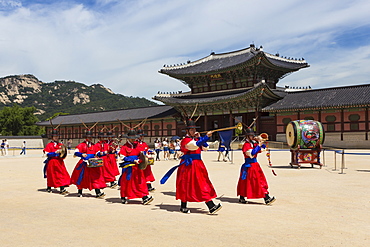 Marching band in bright traditional dress, colourful Changing of the Guard Ceremony, Gyeongbokgung Palace, Seoul, South Korea, Asia