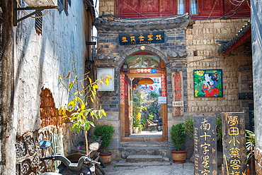 Entrance of a hostel in the old town of Lijiang, UNESCO World Heritage Site, Yunnan, China, Asia