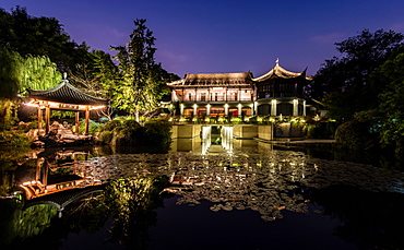 Illuminated Wen Ying Ge Tea House and pavilion at West Lake, Hangzhou, Zhejiang, China, Asia