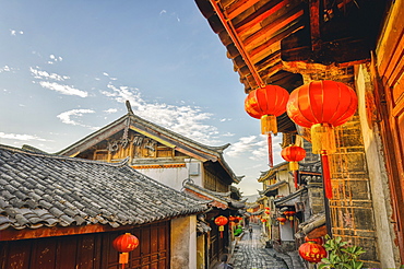 In the mornings, Lijiang is mostly sleeping and the stores are still closed, Lijiang, Yunnan, China, Asia 