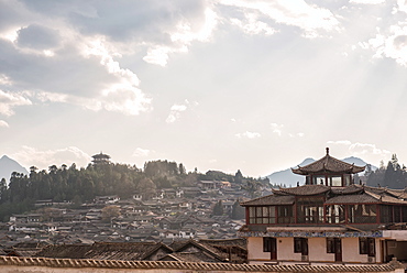 Lijiang architecture with Lion Hill and Wan Gu Tower, Lijiang, Yunnan, China, Asia 