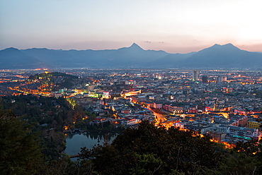 Cityscape of Lijiang, with Jade Spring Park, Lion Hill and surrounding mountains, Lijiang, Yunnan, China, Asia 