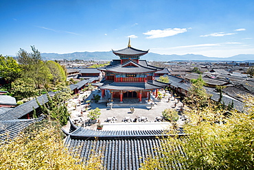 Mu Residence (Mufu Wood Mansion) and traditional architecture in Old Town area of Lijiang, UNESCO World Heritage Site, Lijiang, Yunnan, China, Asia 