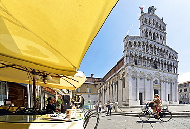 View of cafe beside Chiesa di San Michele in Foro in Lucca, Tuscany, Italy