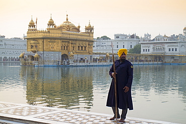 Sikh guard at the Harmandir Sahib (The Golden Temple), Amritsar, Punjab, India, Asia