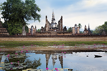 A Sukhothai era Buddha at Wat Mahathat, Sukhothai Historical Park, UNESCO World Heritage Site, Thailand, Southeast Asia, Asia