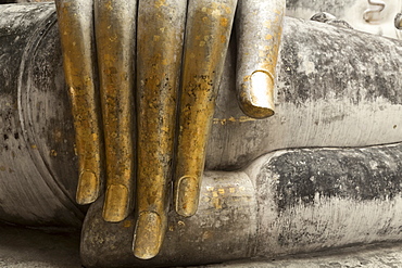 Hand of the Phra Achana Buddha figure, covered in gold leaf, Wat Si Chum (Temple of the Bodhi Tree), Sukhothai Historical Park, UNESCO World Heritage Site, Thailand, Southeast Asia, Asia